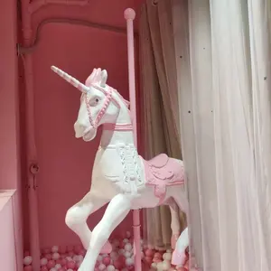 Grande statua di cavallo rosa resina animale carousel figurine carousel scultura per la decorazione di foto di eventi di nozze