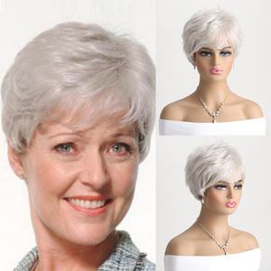 Nuova <span class=keywords><strong>Parrucca</strong></span> da <span class=keywords><strong>Donna</strong></span> <span class=keywords><strong>Grigia</strong></span> alla Moda con Frangia Corta, in Fibra Sintetica Resistente al Calore, Realizzata a Macchina, Riccioli Naturali, Stile Europeo e Americano, per Commercio Transfrontaliero - Product Image 3