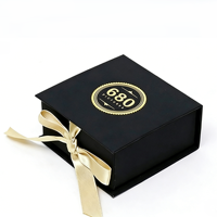 Boîte à bijoux élégante personnalisée en carton noir en forme de livre, avec estampage à chaud, emballage cadeau en papier, boîte avec logo et poignée en ruban