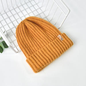 Chapeaux tricotés en laine pour femmes d'hiver en gros avec <span class=keywords><strong>pompon</strong></span> en vraie fourrure chapeau chaud à rayures personnalisé à larges poignets chapeau de ski simple à la mode - Product Image 2