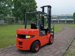 Montacargas Diésel Lonking LG35DT de 3.5 Toneladas con Desplazamiento Lateral y Capacidad Todoterreno 4x4 en Venta - Product Image 4