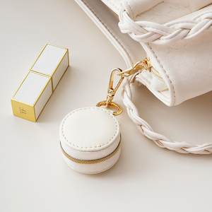 Estuche de Almacenamiento de Joyas Mini de Cuero PU con Logotipo Personalizado, Caja Organizadora de Joyas Redonda Portátil de Viaje con Llavero para Pendientes y Anillos - Product Image 1