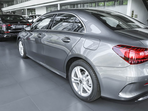 2025 Benz conducción <span class=keywords><strong>a</strong></span> la izquierda Turbo automático 136 caballos de fuerza sedán <span class=keywords><strong>compacto</strong></span> con asientos de cuero R17 cámara trasera coche usado para ventas - Product Image 3