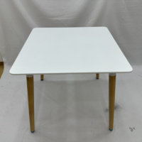Table minimaliste avec plateau blanc lisse, pieds en bois naturel, bureau moderne multifonctionnel, petite table à manger pour appartement, balcon