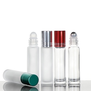 Flacon roll-on vide 10 ml transparent dépoli avec couvercle coloré brillant (vert, bleu, rouge) – Flacon roll-on en verre pour emballage d'huiles et de parfums - Product Image 3