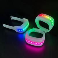 Bracelet LED personnalisé avec logo, activé par le son, contrôlé par télécommande DMX, 10 zones, portée de 800 m, 15 couleurs pour les fêtes