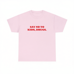 Maglietta rosa con scritta 'Say No To Kids Drugs', maglietta ironica e sarcastica con meme, stile Gen Z - Product Image 2