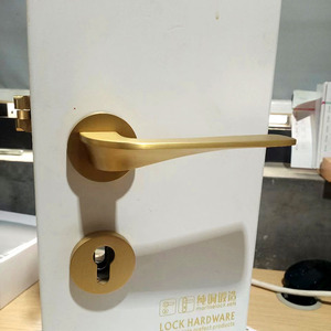 人気デザインソリッドブラスインテリアドアハンドルプライバシーパッセージキーレスロックドアハンドルレバーほぞ穴ロック - Product Image 1