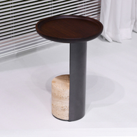 Table d'appoint ronde minimaliste en bois massif avec plateau beige et base en travertin, colonne métallique élégante pour chevet, maison ou bureau