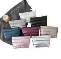 Vente en gros de pochette cosmétique en tissu rembourré avec logo personnalisé trousse de toilette de voyage souple et gonflée trousse à cosmétiques matelassée en nylon