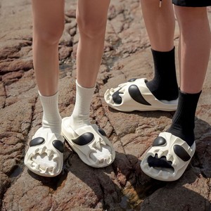Sandalias de hombre con diseño de cara de monstruo de terror, de EVA, con suela gruesa, antideslizantes, informales, para uso en casa, al aire libre y en la playa. - Product Image 1
