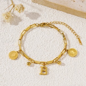 Pulsera de Cadena con Dije de Moneda de Acero Inoxidable Chapado en Oro PVD de 18K para Mujer |   Cadena de Eslabones Ovalados Hipoalergénica e Impermeable - Product Image 4