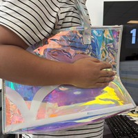 Sac fourre-tout d'été transparent en PVC imperméable holographique avec poignée tendance à ouverture facile pour le shopping et les voyages
