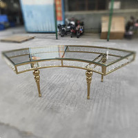 Table ronde de luxe en forme de croissant de lune, table serpentine, table à manger en acier inoxydable doré avec plateau en verre transparent et cristal