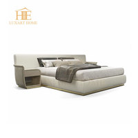 Lit King Size en cuir de luxe personnalisé avec tête de lit haute pour villa Lit italien Mobilier design Parure de lit rembourré moderne