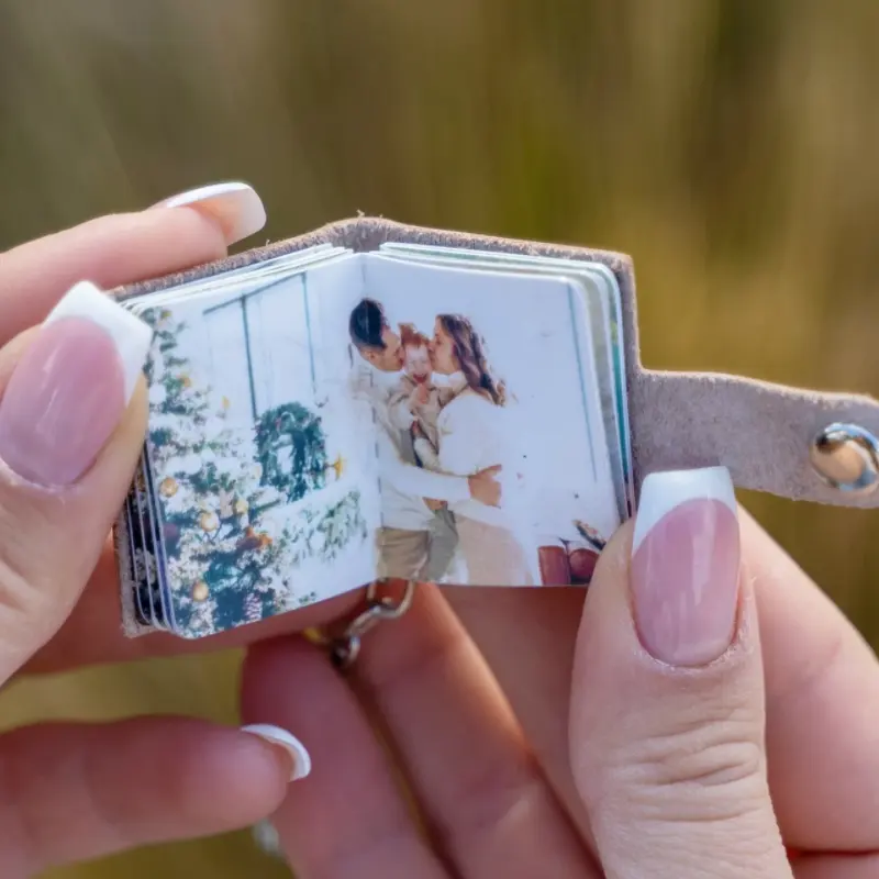 Personalized Photo Keychain Leather Cover Portable Mini Photo Album Couple Album Frame Gifts for Family Friend Party Gifts