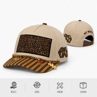 Gorra de Béisbol Bordada en 3D Personalizada al por Mayor, Gorra Snapback con Visera Rosa a Rayas, Adornos de Cadena Dorada y Parche con Estampado de Leopardo