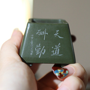 กระถางบอนไซจิ๋วทรงสี่เหลี่ยมขนาดเท่าฝ่ามือ ทำด้วยมือโดยจาง เคเล่ย - Product Image 2