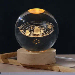 ฐานไม้ 3D Galactic Ball โคมไฟกลางคืนส่องสว่างคริสตัลบอลตกแต่งระบบสุริยะไฟ LED สําหรับของขวัญ
