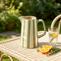 Carafe à eau en céramique à rayures verticales vertes de style scandinave moderne, pichet élégant en porcelaine émaillée à la main pour hôtels, cafés et vente en gros