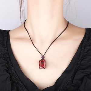 Collier pendentif tendance en cuivre plaqué or noir avec zircone cubique bleue 15*20mm, finition écologique, pour femme - Product Image 5