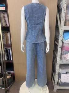 เสื้อกล้ามยีนส์ผู้หญิงแบบไม่มีแขน ดีไซน์หรูหราติดกระดุม พร้อมกางเกงขายาวทรงกว้าง ชุดเซ็ต 2 ชิ้น ชุดลำลองยีนส์ - Product Image 6