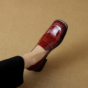 Mocassini casual per la <span class=keywords><strong>donna</strong></span> 2024 primavera di ultima moda a pieghe in vera pelle pumps scarpe da <span class=keywords><strong>donna</strong></span> a punta quadrata scarpe con tacco medio <span class=keywords><strong>calzature</strong></span> - Product Image 2