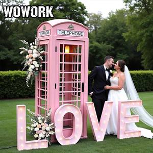 WOWORK Cabine téléphonique vintage en métal de style britannique en fer rose avec fleurs et lettres lumineuses pour la photographie de mariage - Product Image 1