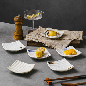 Assiette en céramique carrée à pied incliné Plat à sauce sushi Vaisselle japonaise Plateaux de nourriture pour snacks Articles de <span class=keywords><strong>table</strong></span> d'assaisonnement pour la cuisine - Product Image 2