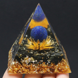 Commercio all'ingrosso 60MM resina piramide organica caduto pietra naturale cristallo curativo artigianato fatto a mano da Derco - Product Image 1
