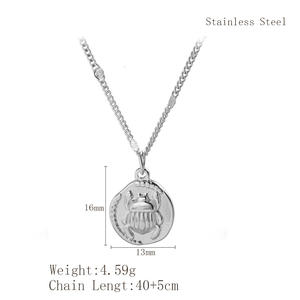 Una piccola collana con ciondolo rotondo di antico scarabeo egiziano, un ciondolo personalizzato in acciaio inossidabile e una clavicola - Product Image 6