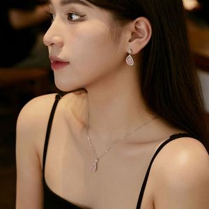 สร้อยคอจี้รูปหยดน้ำประดับเพชรคิวบิกเซอร์โคเนียสีชมพู 5A ชุบโรเดียม เงินแท้ S925 ดีไซน์ใหม่จาก Dylam - Product Image 6