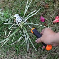 Râteau de désherbage de jardin en acier inoxydable avec dents aiguisées, manche ergonomique, respectueux de l'environnement pour l'élimination des mauvaises herbes et l'aération du sol