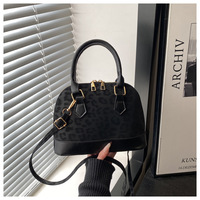Sac bandoulière vintage tendance noir uni texturé à porter sous le bras