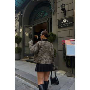 Chaqueta Corta con Estampado de Leopardo para Mujer, Estilo Bomber de Gamuza Fina con Doble Botonadura y Logotipo Personalizado - Product Image 1