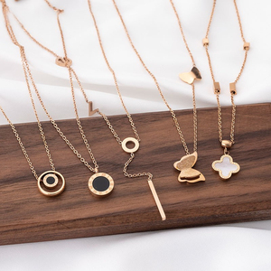 Nouveau Collier Pendentif Papillon Trèfle à Quatre Feuilles en Acier Inoxydable Plaqué Or PVD pour Femme, Vente en Gros - Product Image 2