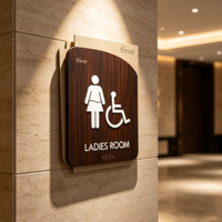 Panneau de toilettes ADA personnalisé pour femmes handicapées, signalétique WC accessible en grain de bois foncé, panneau mural de salle de bain en braille pour hôtel et bureau
