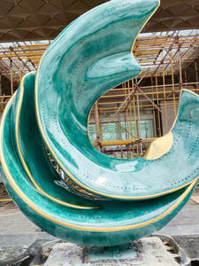 Grande fontaine extérieure moderne en acier inoxydable, sculpture abstraite en métal peint vert, élément aquatique - Product Image 5