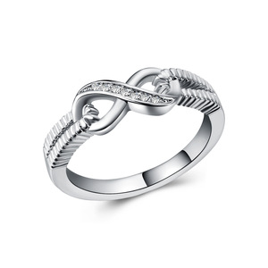 Anello in cristallo color argento per donna, accessori minimalisti per la moda quotidiana e per le feste - Product Image 1