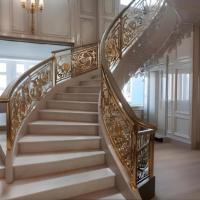 Haute métal laiton personnalisé moderne garde-corps d'escalier en fer incurvé garde-corps d'escalier en bois conceptions de garde-corps d'escalier en fer