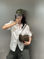Sac Hobo Asymétrique en Daim avec Rabat, Sac à Main Courbé en Cuir de Vachette, Vente en Gros, Fournisseur