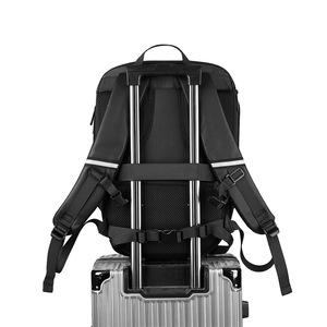 Mochila de Motocicleta Rígida de Gran Capacidad (36-55L) con Cierre de Cremallera LED Ojo de Diablo y Diseño Ergonómico para Conducir - Product Image 4