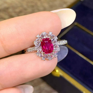 Bague de luxe en or 18 carats avec rubis rouge sang de pigeon de 1,02 carat et 36 pierres en forme de grappe de diamants, bijou précieux pour femme - Product Image 1