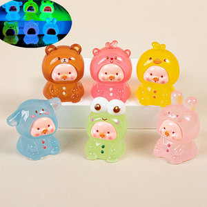 พวงกุญแจเรซิ่นรูปหมูสีแดงสดเรืองแสงในที่มืด ของเล่นจิ๋ว DIY เครื่องประดับตกแต่ง ฤดูร้อน 2024 ผลิตที่เมืองอี้หวู่ - Product Image 1