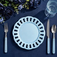 Assiettes de présentation en céramique bleu marine, 13 pouces, forme irrégulière, en porcelaine mate ondulée, pour décoration de table de mariage, banquet ou fête
