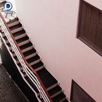 Escalier pliable compact pour quais de bateaux et plateformes d'amarrage maritimes, revêtement antidérapant en maille