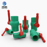 Vanne à boisseau sphérique en PVC en gros d'usine avec poignée PP rouge, vanne manuelle pour l'irrigation et l'alimentation en eau