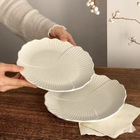 Assiettes en céramique gravées à motifs floraux blancs vintage, vaisselle de mariage, assiettes de présentation personnalisées pour salades