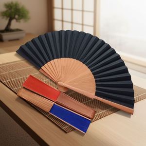 Éventail Pliant Portable de Haute Qualité – Blanc, Noir, Bleu, Rouge – 23 cm – Éventail en Bambou, Fer et Bois Peint pour Mariages et Cadeaux d'Affaires - Product Image 2