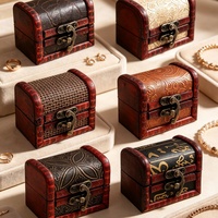 Coffret à trésors vintage en bois de petite taille, boîte de rangement pour bijoux avec surface en cuir gaufré assortie et loquet métallique